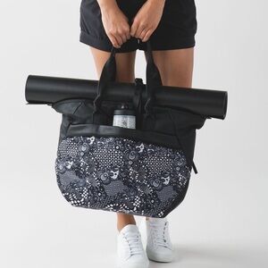 Lululemon Athletica Extra Large 21” Multicolore Tote/Duffle/Gym Bag Navy/Black